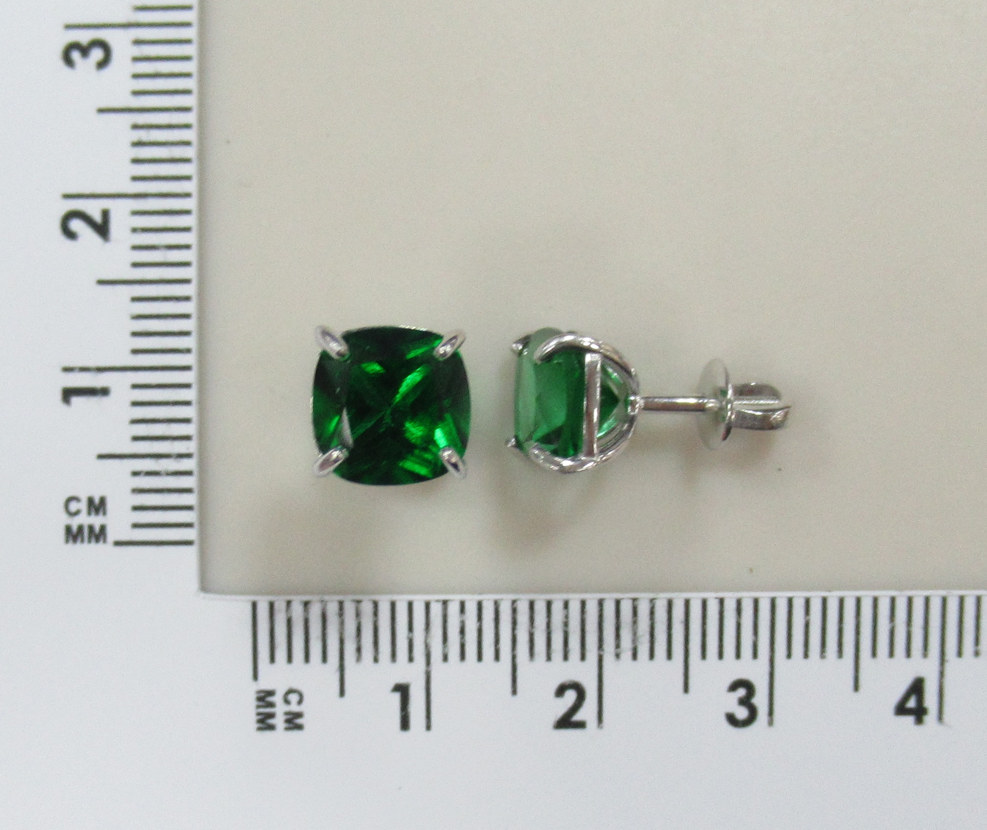 Серебряные серьги-пусеты с зелеными топазами